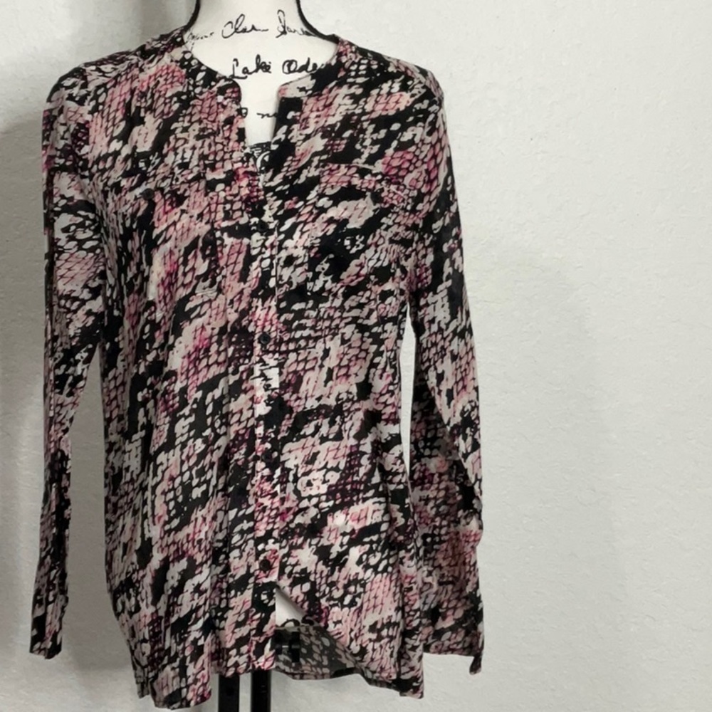 488- Dana Buchman NWOT Black & Pink Animal Print Long Sleeve Top, Size M.
